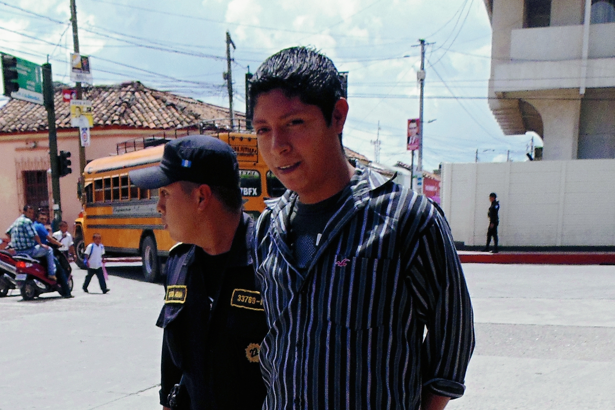 Gilbert Neftalí Godoy López es trasladado al Tribunal de Sentencia de Jalapa por un agente de la Policía Nacional Civil. (Foto Prensa Libre: Hugo Oliva)