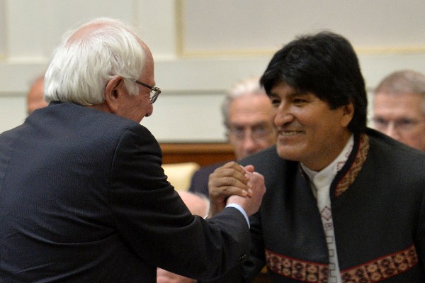 Bernie Sanders (i), saluda Evo Morales (d), durante el simposio en el Vaticano. (AFP).