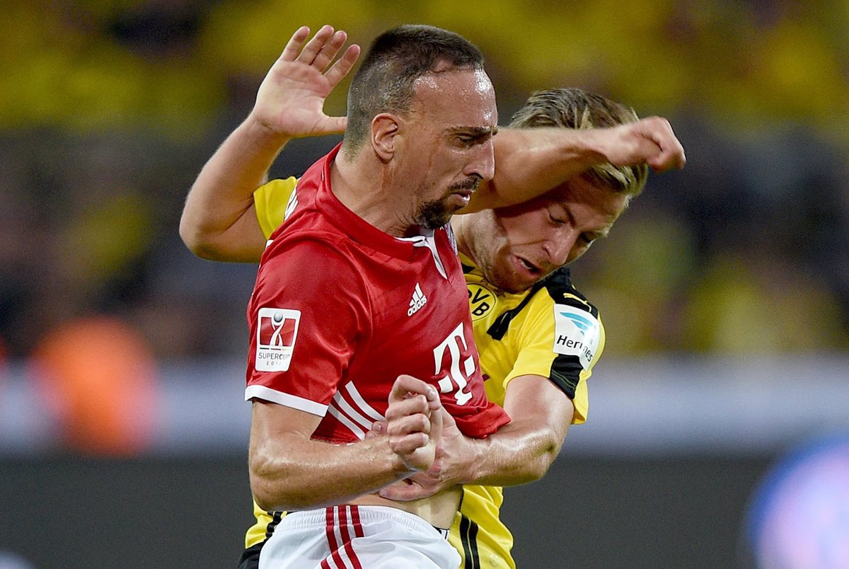 Franck Ribery en el momento que le da un codazo al defensa Felix Passlack durante el partido de la Copa de Alemania contra el Borussia Dortmund. (Foto Prensa Libre: EFE)