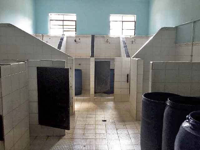Según una testigo, los baños están en malas condiciones y no hay privacidad en las duchas. (Foto Prensa Libre)