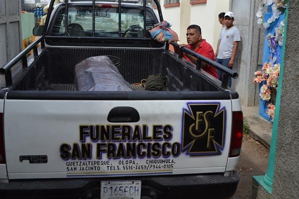 Cadáver María Isabel Canán Ramírez es retirado de la morgue. (Foto Prensa Libre: Edwin Paxtor)