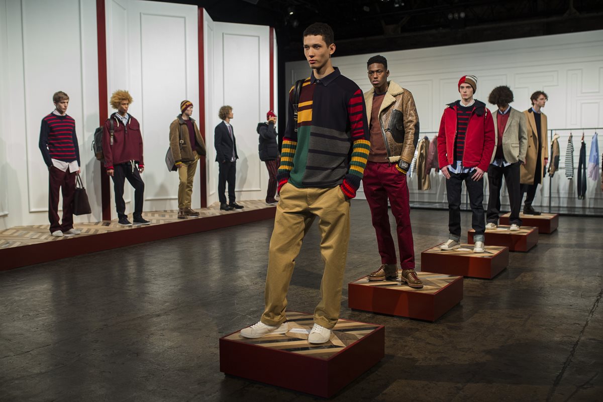 Abrigos hasta los tobillos, jerséis rayados y zapatillas deportivas seguirán siendo tendencia, según el diseñador, en la próxima temporada. (Foto Prensa Libre, AP)