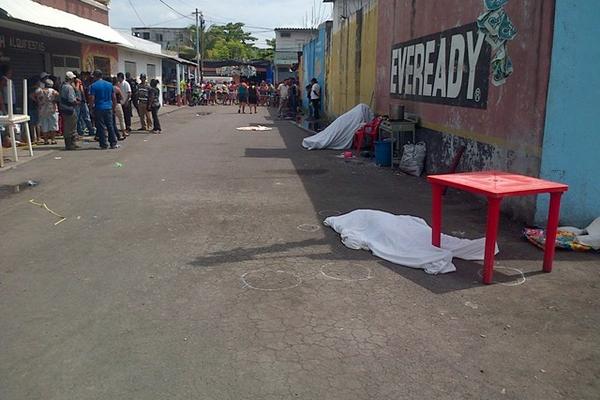 Los cadáveres de los esposos quedaron frente al comedor de su propiedad en Puerto San José, Escuintla. (Foto Prensa Libre: Enrique Paredes).