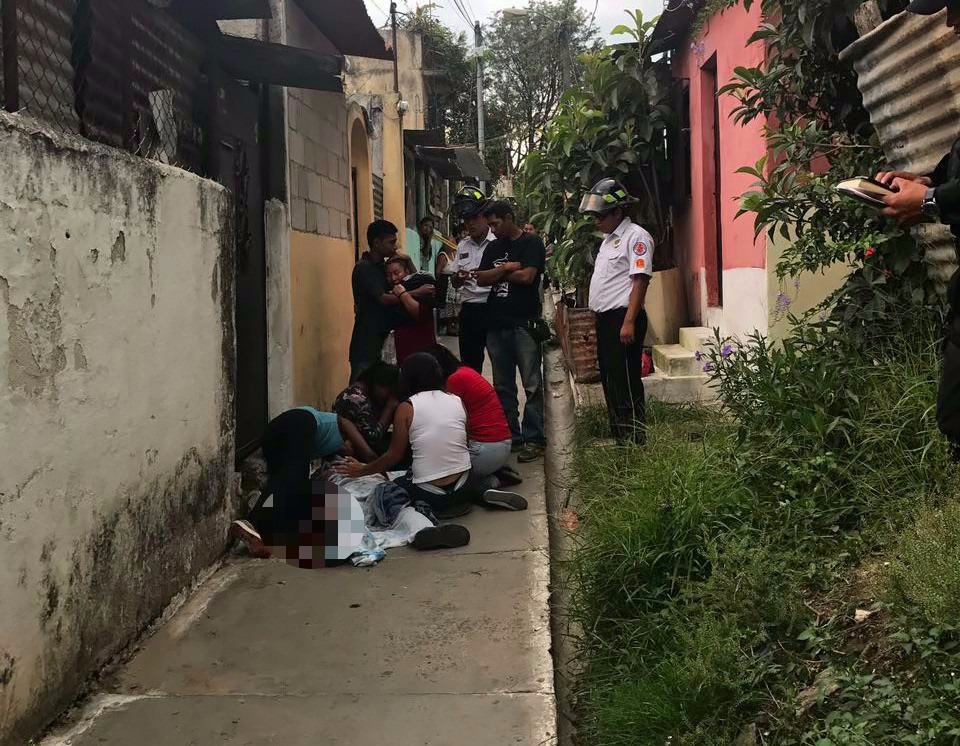 Callejón donde ocurrió el ataque armado. Foto Prensa Libre: Bomberos Voluntarios.