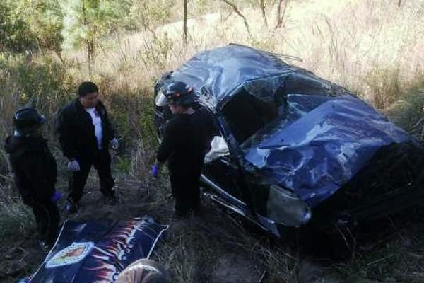 El accidente de tránsito ocurrió en el Km193 en la aldea Casa Blanca, Totonicapán. (Foto Prensa Libre: Óscar Figueroa).