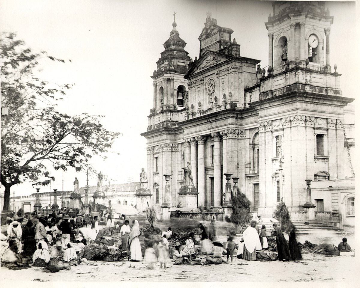 Mercado navideño frente a la Catedral, en 1910.
