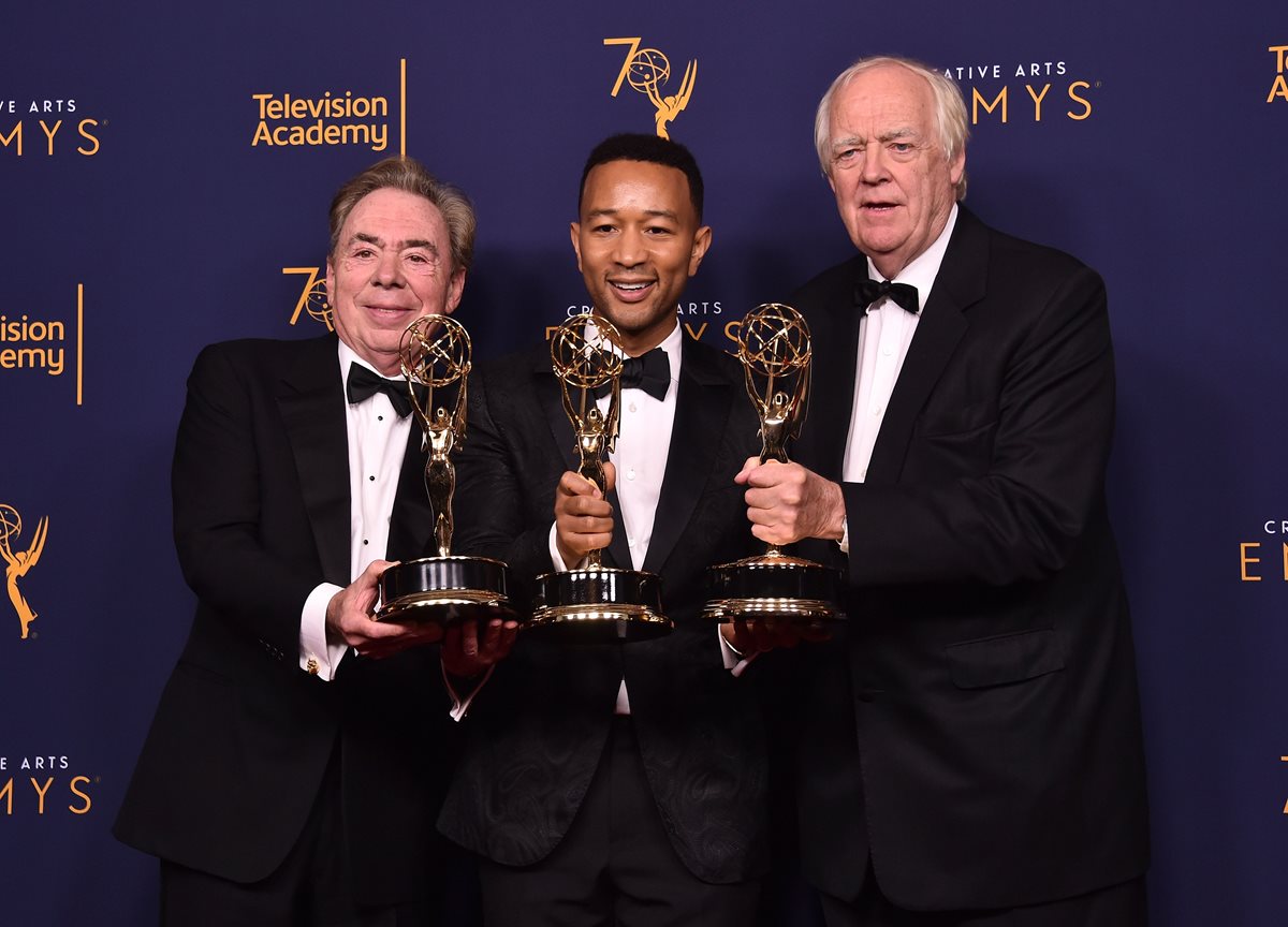 Sir Andrew Lloyd Webber, John Legend yTim Price posan en la sala de prensa luego de recibir su premio en los Creative Arts Emmys (Foto Prensa Libre: AFP).