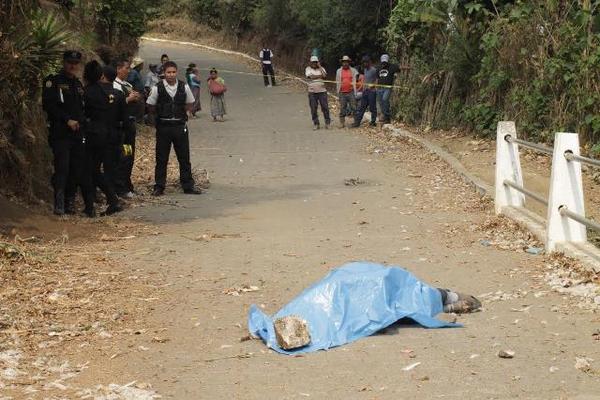 Policías, bomberos y vecinos en el lugar donde la mujer fue linchada. (Foto Prensa Libre: Carlos Paredes)