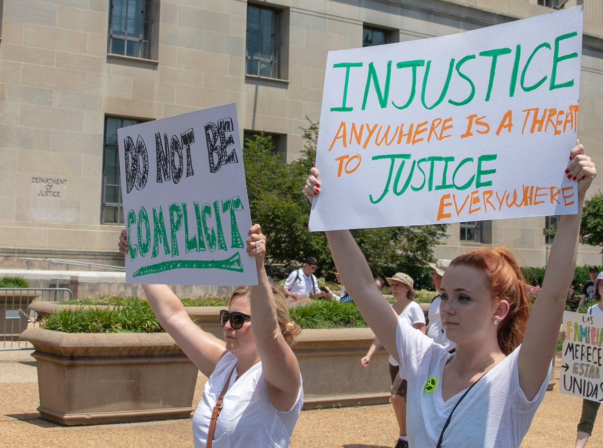 Activistas protestan contra la separación de familias en las fronteras, en Washington. (Foto Prensa Libre: AFP)