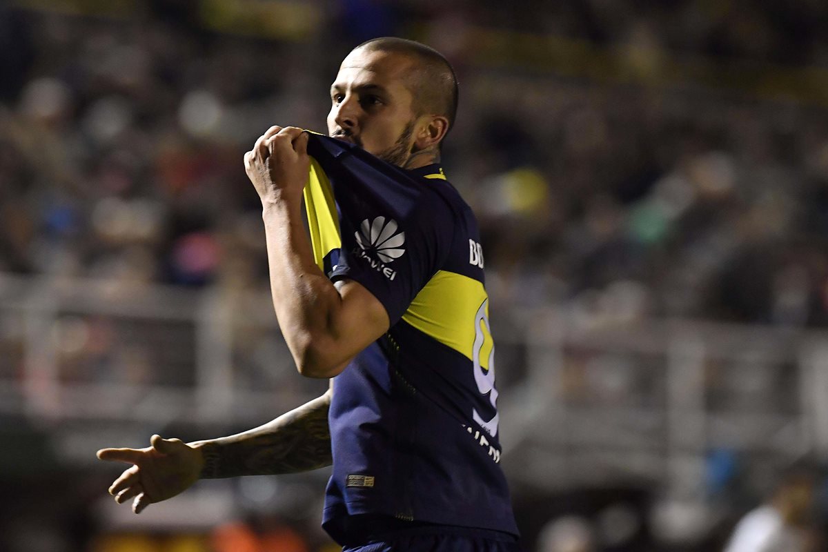 Darío Benedetto festeja su gol besando la camisola de Boca Juniors, en el duelo de este miércoles contra Olimpo. (Foto Prensa Libre: AFP)