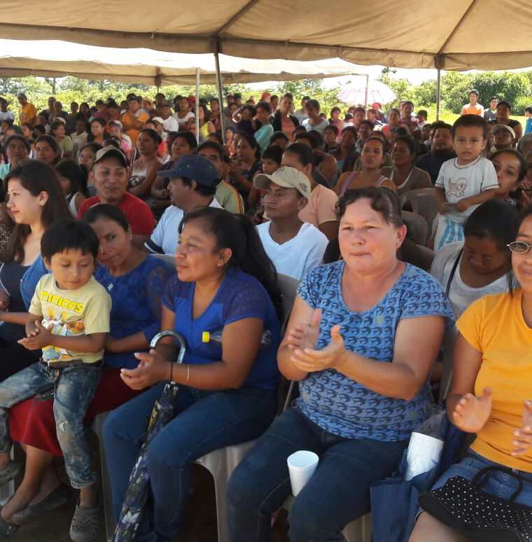 Vecinos de Sacoj Grande, presenciaron el acto protocolario de colocación de la primera priedra, que marca el inicio de los trabajos de alcantarillado. (Foto Prensa Libre: Cortesía Municipalidad de Mixco)