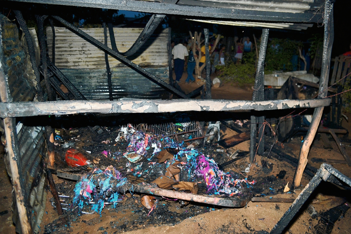 El Fuego  destruyó parte de la vivienda en la colonia Pueblo Nuevo, en la cabecera de Zacapa. (Foto Prensa Libre: Víctor Gómez)