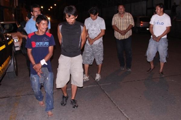 Seis hombres fueron capturados en Tiquisate, Escuintla, por supuestamente haber disparado contra una vivienda. (Foto Prensa Libre: Carlos Paredes)