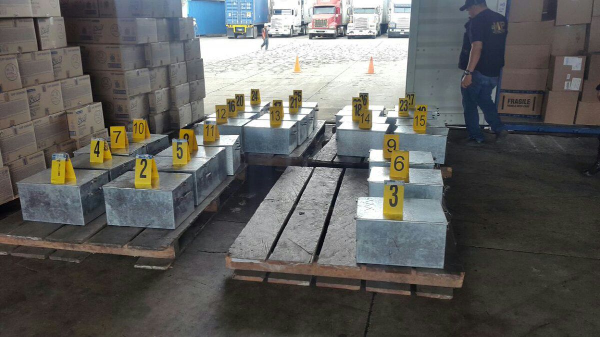 Cajas de metal donde eran transportados los paquetes con la droga. (Foto Prensa Libre: Cortesía).