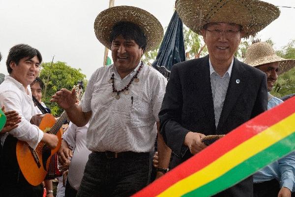 El presidente de Bolivia, Evo Morales, junto al secretario general de la ONU, Ban Ki Moon. (Foto Prensa Libre: AFP)