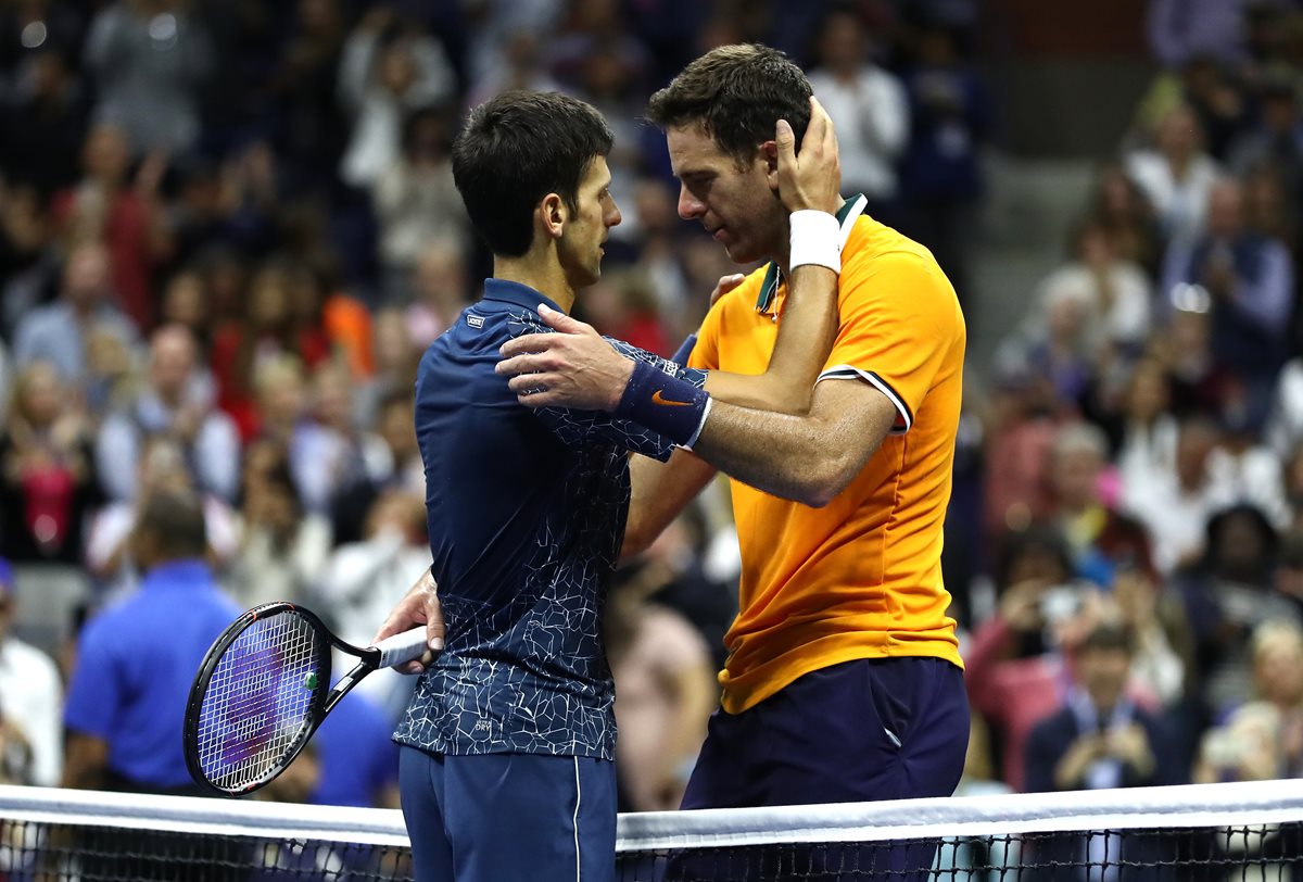 Martín del Potro felicita a Novak Djokovic al terminar la final del US Open 2018. (Foto Prensa Libre: AFP)