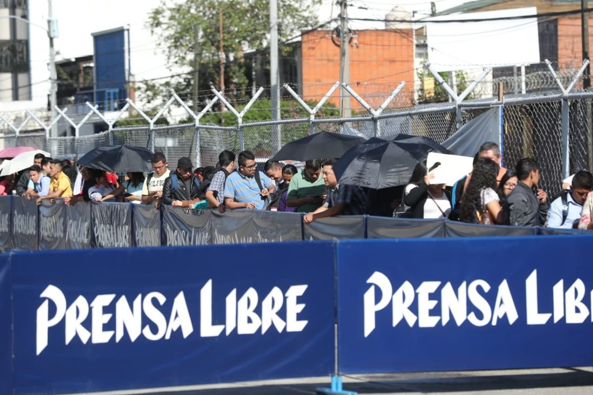 La Clasiferia del Empleo de Prensa Libre se lleva a cabo este martes en el Parque de la Industria. (Foto Prensa Libre: Esbin García)