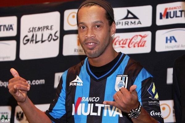 Ronaldinho regresó a los Gallos Blancos del Querétaro. (Foto Prensa Libre: AP)