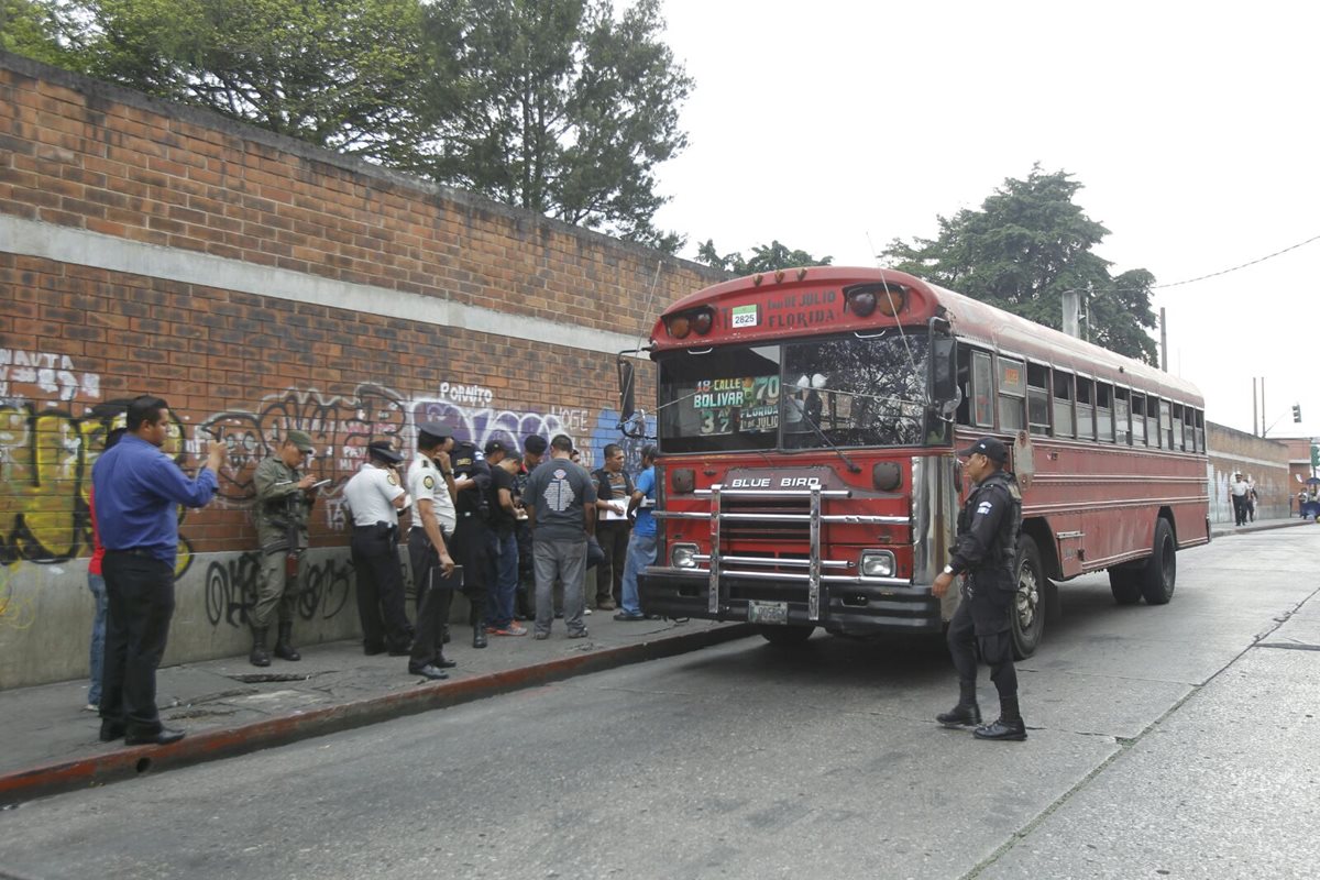 La PNC estableció un perímetro de seguridad de casi 100 metros alrededor del autobús. (Foto Prensa Libre: Paulo Raquec)