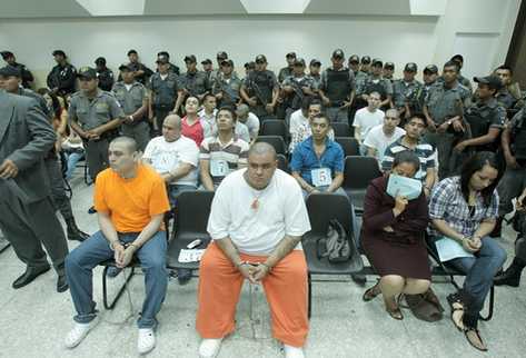 Los 36 procesados escuchan la sentencia. (Foto Prensa Libre)