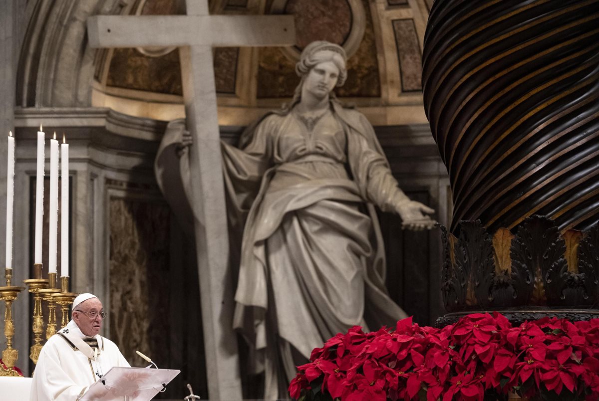 El Papa celebró anoche la misa en la Basílica de San Pedro en la Ciudad del Vaticano. (Foto Prensa Libre: EFE)