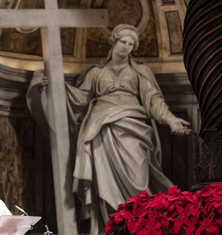 El Papa celebró anoche la misa en la Basílica de San Pedro en la Ciudad del Vaticano. (Foto Prensa Libre: EFE)