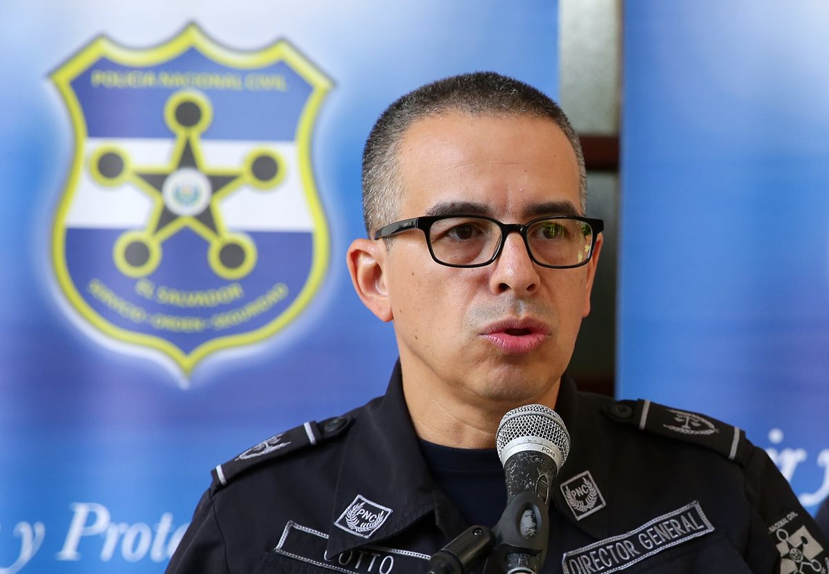 El director de la Policía Nacional Civil (PNC), Howard Cotto, durante una conferencia de prensa en San Salvador. (Foto Prensa Libre: EFE).