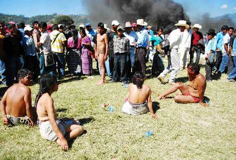 Por  haber matado a una mujer, tres fueron linchados y los demás detenidos.