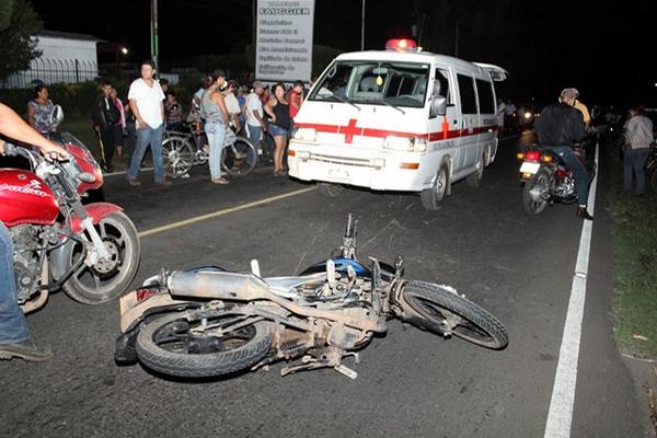 Vecinos presencia en lugar donde ocurrió el accidente. (Foto Prensa Libre: Rolando Miranda)