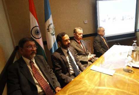 Subrata Bhattacharjee, embajador de la India, junto a Jorge Briz, de la Cámara de Comercio. (Foto Prensa Libre: Hemeroteca PL)