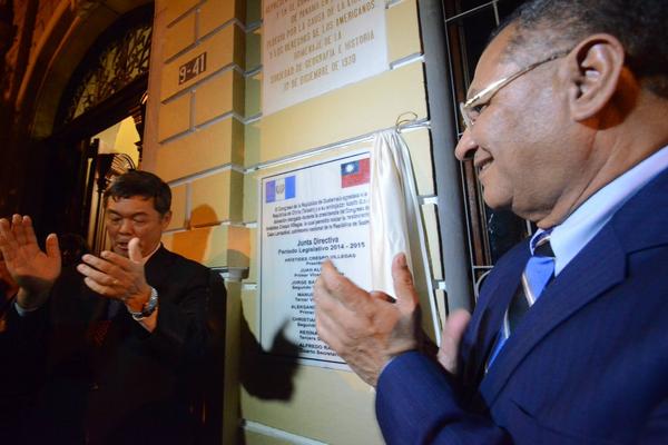 El embajador de Taiwán Adolfo Sun junto al presidente del Congreso Arístides Crespo durante la inauguración del inmueble. (Foto Prensa Libre: José Castro)<br _mce_bogus="1"/>