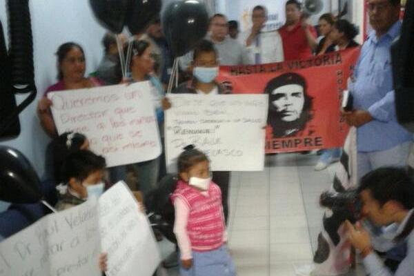 Manifestación en la Pediatría del Hospital Roosevelt. (Foto Prensa Libre: Andrea Orozco)