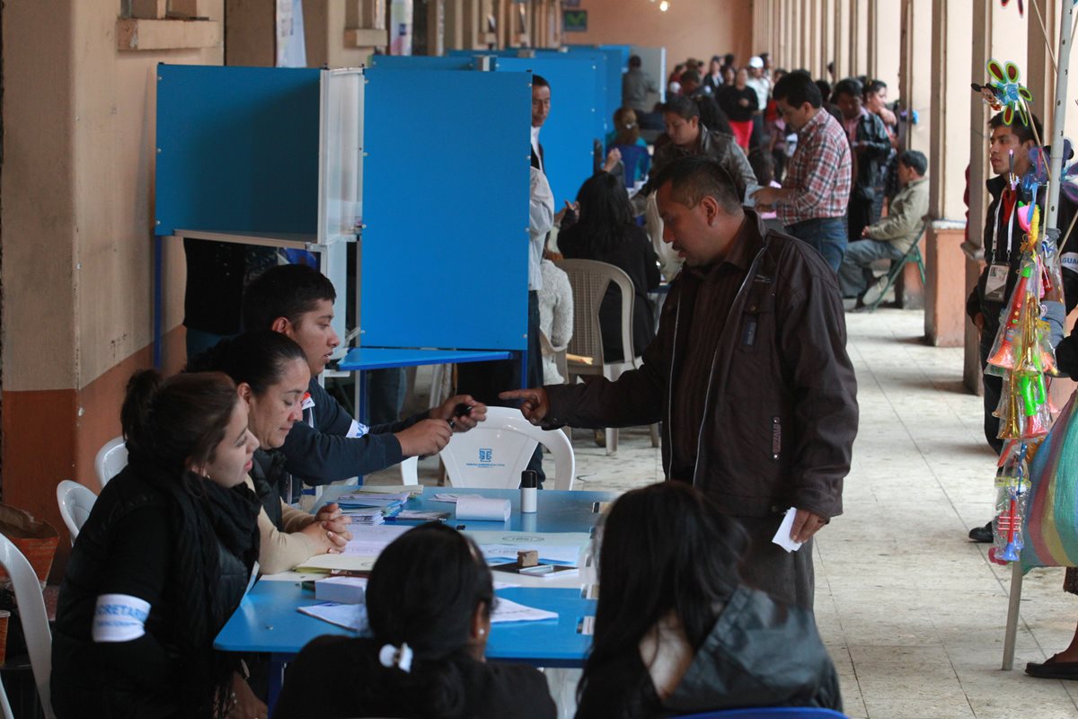 La primera vuelta de elecciones se efectuó el 6 de septiembre, donde se registró el 69.74 por ciento de participación ciudadana. (Foto Prensa Libre: Hemeroteca PL)