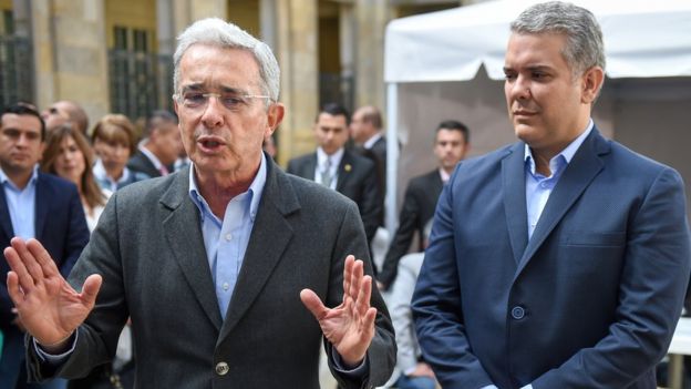 El expresidente Álvaro Uribe (izq) impulsó a Duque en la carrera por la Presidencia. (Getty Images).
