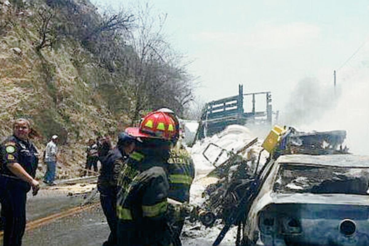 Socorristas trabajan en el lugar del accidente, km 90 de la ruta al Atlántico, San Cristóbal Acasaguastlán, El Progreso. (Foto Prensa Libre: CBMD)