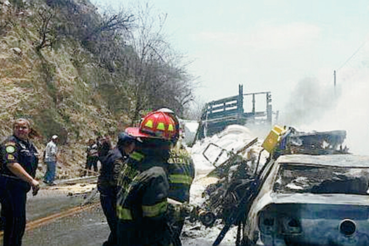 Socorristas trabajan en el lugar del accidente, km 90 de la ruta al Atlántico, San Cristóbal Acasaguastlán, El Progreso. (Foto Prensa Libre: CBMD)