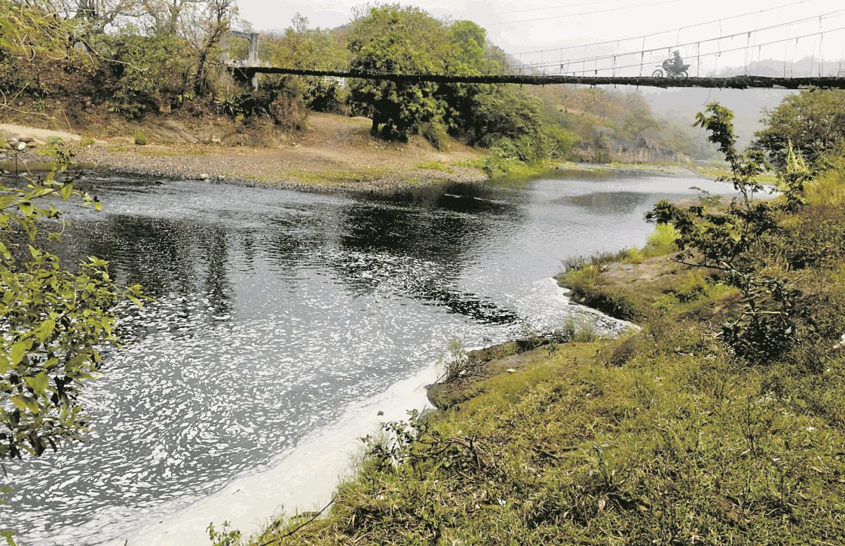 En un recorrido de solo 31 kilómetros, el río es contaminado por desagües domiciliares e industriales. (Foto Prensa Libre: AFP)