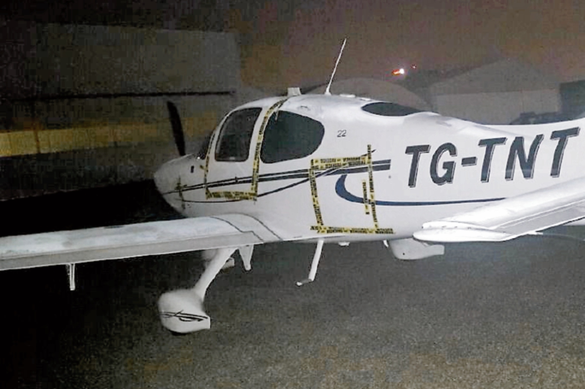 Una de las aeronaves incautadas el viernes último en los hangares del aeropuerto La Aurora. (Foto Prensa Libre: PNC)