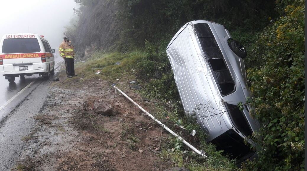 Durante el Jueves Santo fueron reportados varios accidentes de tránsito en carretera. (Foto Prensa Libre: Bomberos Voluntarios)