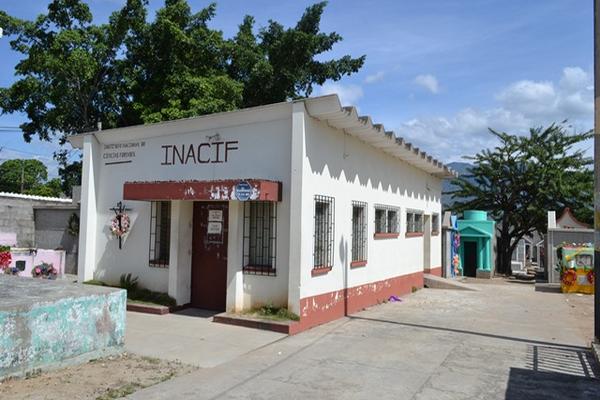 El cadáver de Dimas Natanael Ramírez no ha sido reclamado por sus familiares en la morgue del Inacif. (Foto Prensa Libre: Edwin Paxtor)