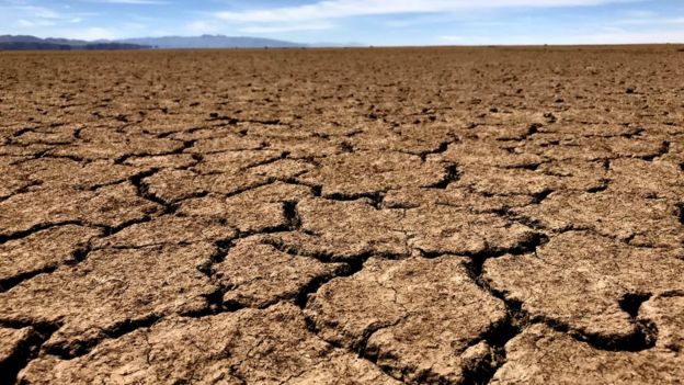 El lecho del lago boliviano Poopó, durante la estación seca, se convierte en una planicie arcillosa (foto: Angelo Attanasio).