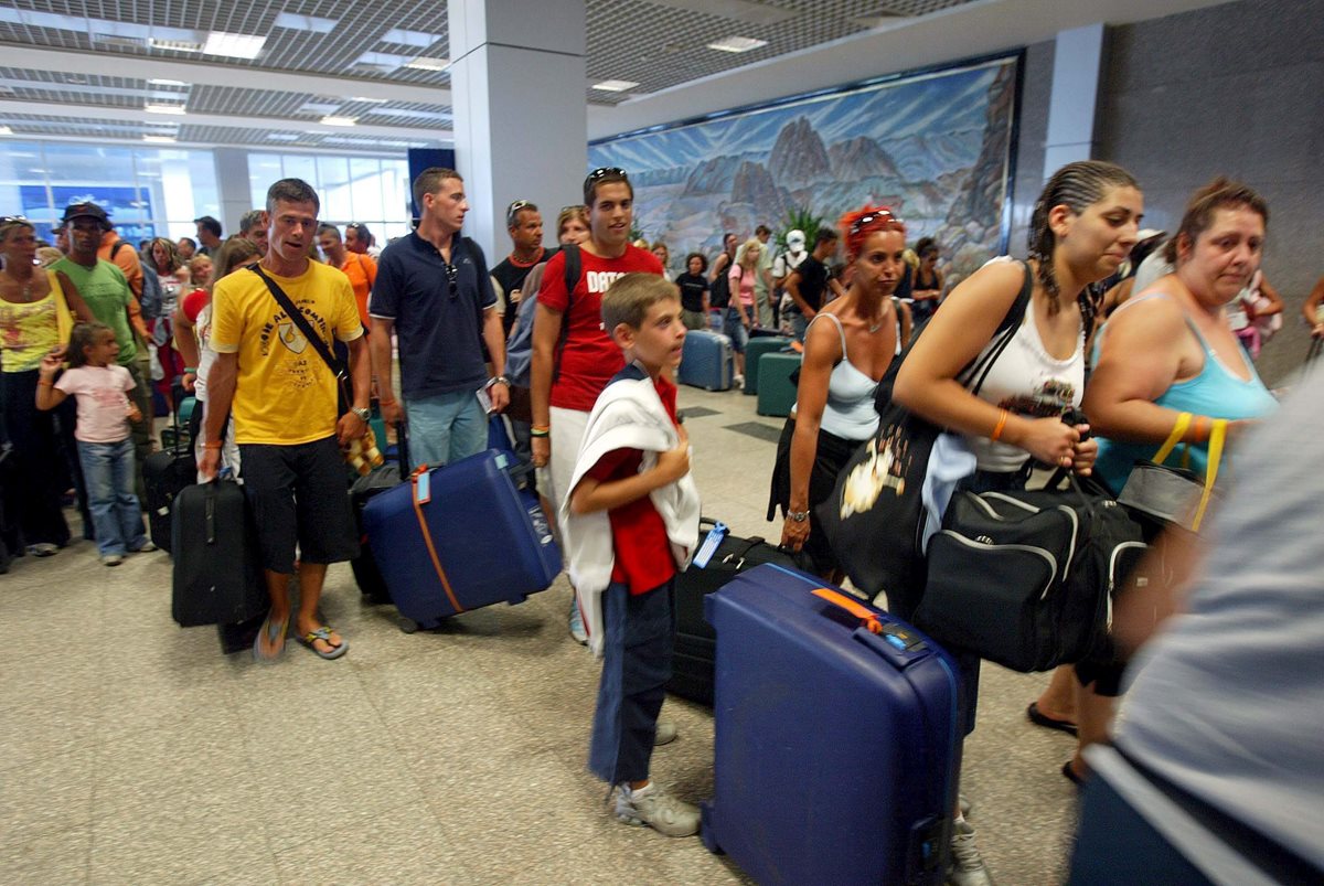 (Imagen de referencia). Miles de turistas llegan cada año al aeropuerto Sharm el Sheij de Egipto. Unos 20 mil británicos permanecen en ese lugar hoy en día. (Foto Prensa Libre: EFE).