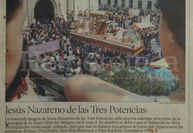 Detalle de la portada de Prensa Libre del 30 de marzo de 1999, la foto capta la salida de Jesús de las Tres Potencias. (Foto: Hemeroteca PL)