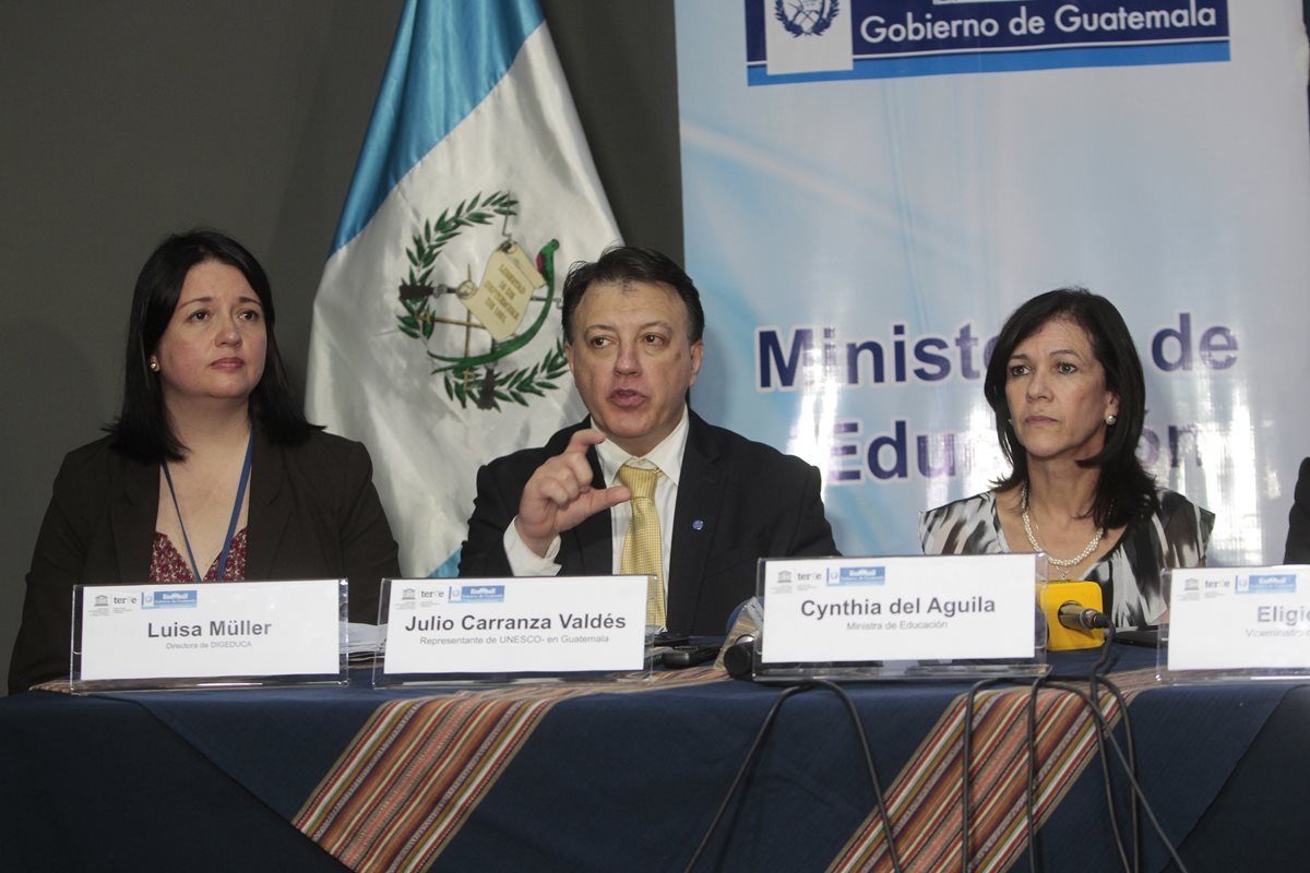 Luisa Muller, Julio Carranza de Unesco y Cynthia Del Águila, ministra de Educación durante la presentación del informe. (Foto Prensa Libre: Erick Ávila)