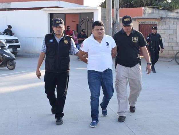 Agentes de la PNC capturan a Marcos Oswaldo Azurdia Chávez, quien es sospechoso de haber asesinado al comunicador. (Foto Prensa Libre: Mario Morales)