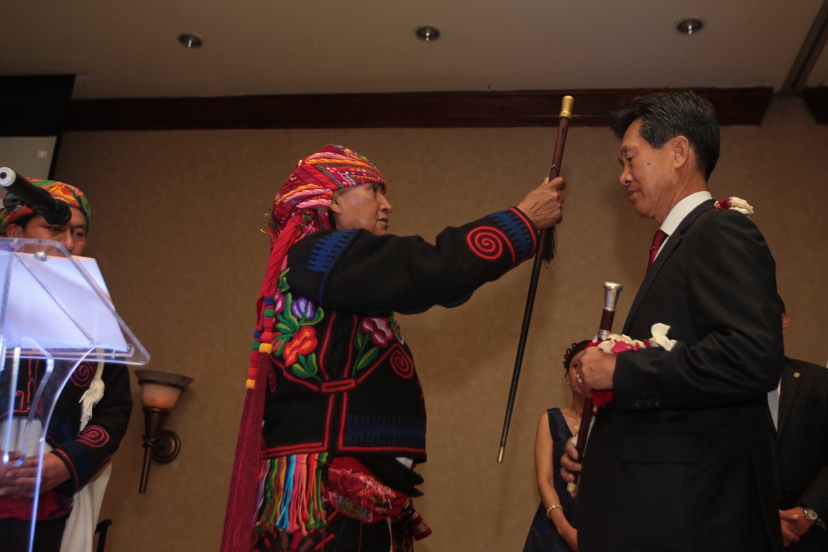 Tomás Calvo Mateo, nim winak unabe kamalbe del pueblo y de la municipalidad indígena de Santo Tomás Chichicastenango, Quiché, nombró embajador vitalicio de la cultura maya a Choo Yeon Gon, embajador de Corea en Guatemala. (Foto Prensa Libre: Edwin Castro)