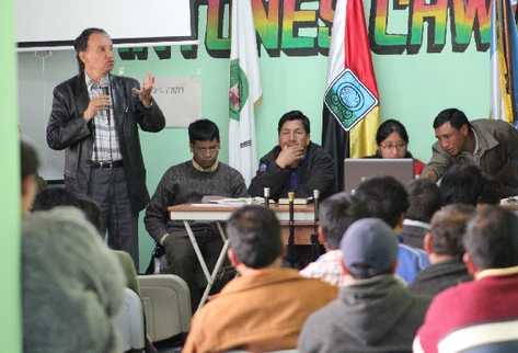 Miguel barcárcel explica la propuesta a la directiva de los 48 cantones, en Totonicapán.