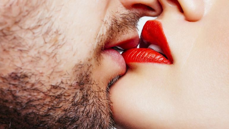 El acto de la conquista sexual, y la forma de llegar a tener sexo, cambia de país en país. (Foto Prensa Libre:Getty Images).