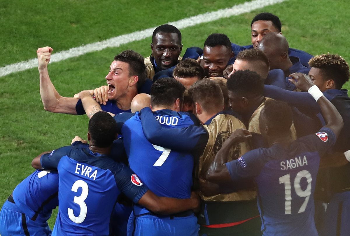 La Selección francesa suma seis puntos en su haber pese haber sufrido frente a Albania este miércoles. (Foto Prensa Libre: AP)
