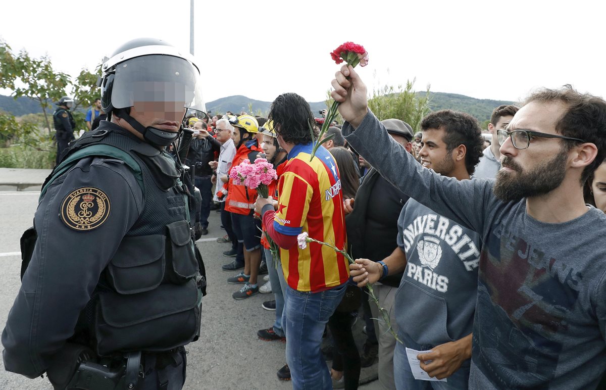 Tensión se apodera de las calles de Cataluña tras referendo. (Foto Prensa Libre: EFE)